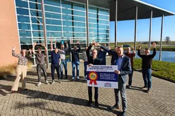 Hans Veenstra (r) ontvangt de trofee uit handen van Bouwe de Boer (links)