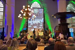 Uitreiking trofee op het podium