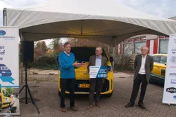 overhandiging-cheque-seniorenbus-1-800x445