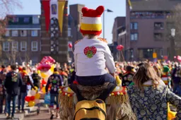 Oeteldonk-kindje-op-de-schouders