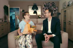 Mevrouw Bossong ontvangt bloemetje van CEO VodafoneZiggo