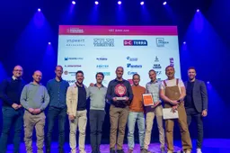 Het team van Promosound neemt de prijs in ontvangst. Fotografie Guido Hansman