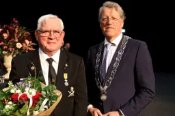 260411 Foto Koninklijke onderscheiding voor Jacob Zuur