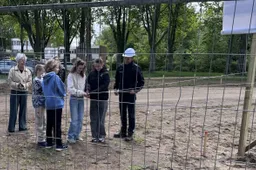 Kinderen knippen lint door 00030
