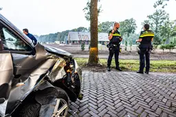 NOORDERNIEUWS_Martijn_Drogt_Busje_botst_tegen_boom_op_De_Schieven_1