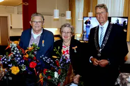 2026-10-09 echtpaar Venema met burgemeester Eric van Oosterhout