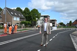 wethouder patrick akkermans bij de rotonde godfried schalckenstraat 1 fotograaf gerard van vugt