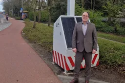 Wethouder Patrick Akkermans bij de flexflitser aan de Crullaan in Made (april 2026 - gemeente Drimmelen)