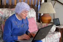 oma grootmoeder bejaarde vrouw oud laptop computer hq flickr paul hamilton cc by sa 20 715x408