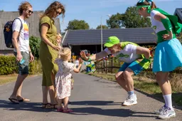 Foto 2 High five van mascottes Wijkhelden Wendy en Wouter