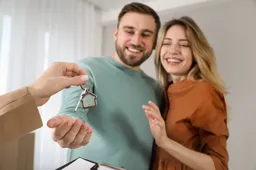 sleutel huis met jong stel
