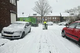 20260105 Dar-medewerker haalt afval op in de sneeuw