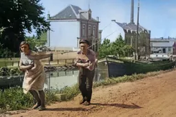 VoortvarendeVrouwen_NationaalArchief_Spaarnestad_Man en Vrouw trekken handmatig een schuit