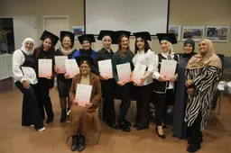 De vrouwen met hun cerificaten P1030320