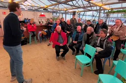 Tijs Nederlof spreekt de Raadsleden en andere geïnteresseerden toe 10 januari 2025