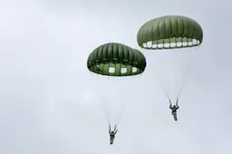 240916 1041 Herdenkings parachutesprong