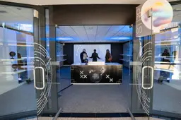 220407 9093 Winkelend publiek tijdens kunstfestival