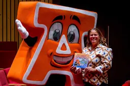 2025 aatje en mirjam met het leesboekje