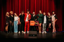 juryleden de winnaars en directeur machteld van der werf samen op het podium tijdens de feestelijke prijsuitreiking van atlas on stage