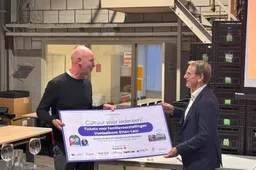 Overhandiging cheque kaartenactie Bedrijfsvrienden van De Nobelaer