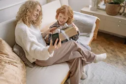 pexels-yankrukov-6210168-gezin-bank