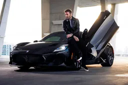 David Beckham neemt zijn megadikke Maserati MC20 in ontvangst