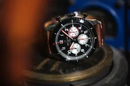 Breitling eert de luchtvaart met horloge Aviator 8 Mosquito
