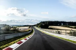 Nieuw record: Mercedes-bestuurder rijdt kortste rondje Nürburgring ooit