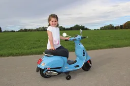 Toeter, toeter, toeter, met je kinderen op de Vespa mini-scooter!