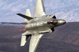 Fotograaf maakt prachtige beelden van twee laagvliegende F-35A straaljagers