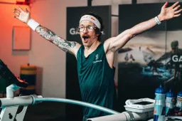 Duitse langeafstandsloper verwoest wereldrecord 100 km op een loopband