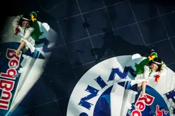 Papieren vliegtuigjes gooien voor een wereldtitel; Red Bull Paper Wings is terug