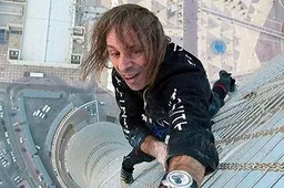 Bizarre Fransman Alain Robert beklimt wolkenkrabber in Filipijnen