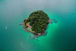 Op een aangenaam tropisch privé-eiland staat deze wonderlijke villa
