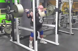 Kerstman gaat full beast mode met squats