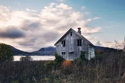 Fotograaf maakt mysterieuze foto's van verlaten huizen rondom de poolcirkel