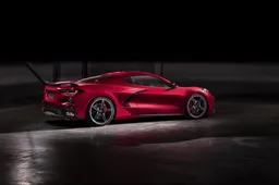 De eerste Chevrolet Corvette C8 Stingray 2020 is onder de hamer gegaan voor $3 miljoen