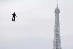 Franky Zapata stort van 15 meter hoogte neer met zelf uitgevonden flyboard