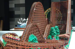 Man bouwt megadikke achtbaan met 90.000 LEGO-blokjes