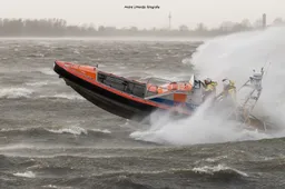 Koninklijke Nederlandse Redding Maatschappij doet spectaculaire oefening tijdens storm Eunice