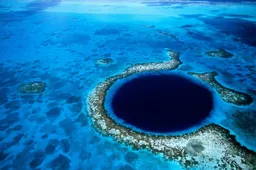 Dude bezoekt de bodem van de mysterieuze Great Blue Hole in Belize