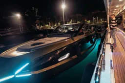 Conor McGregor knalt over de oceaan in zijn Tecnomar Lamborghini 63 superjacht