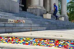 Dude fixt afgebroken muurtjes over de hele wereld met LEGO-blokjes