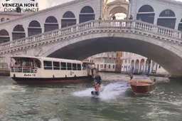 Woedende burgemeester van Venetië opent klopjacht op kanaalsurfers