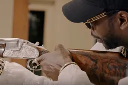 2 Chainz legt een gun van 350K in zijn handen