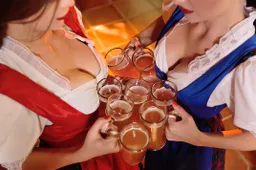 5 knappe fräuleinen om de aftrap van Oktoberfest te vieren