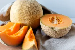 In Japan zijn twee meloenen geveild voor een record van 41.000 euro