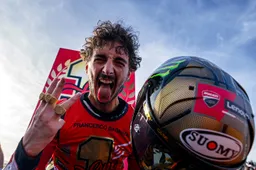Pecco Bagnaia wederom wereldkampioen MotoGP na zenuwslopende race