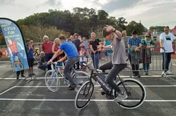 Op het Nederlands kampioenschap Slowbiking wint degene die het traagst is