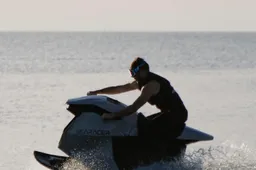 Met deze leipe Searider jetski cruise je binnenkort met 80 km/u over het water